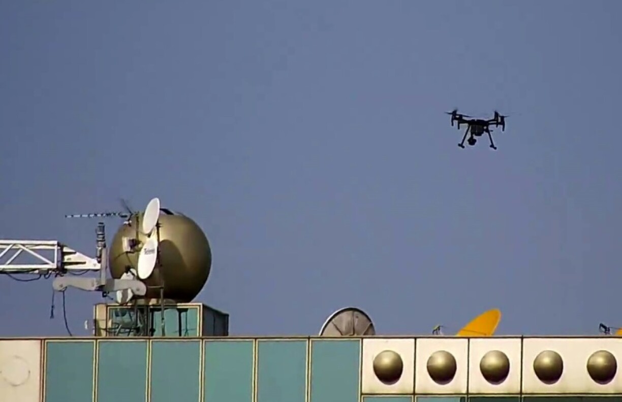 Photographie non datée et non localisée, diffusée le 1er août 2019 par la Direction générale de la circulation en Espagne, montrant un drone aux côtés d'hélicoptères de surveillance du trafic automobile