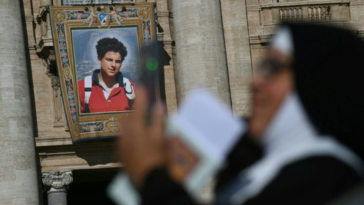 Un portrait de l'adolescent italien Carlo Acutis sur la façade de la basilique Saint-Pierre avant une messe de canonisation du bienheureux Carlo Acutis et de Pier Giorgio Frassati place Saint-Pierre, au Vatican, le 7 septembre 2025