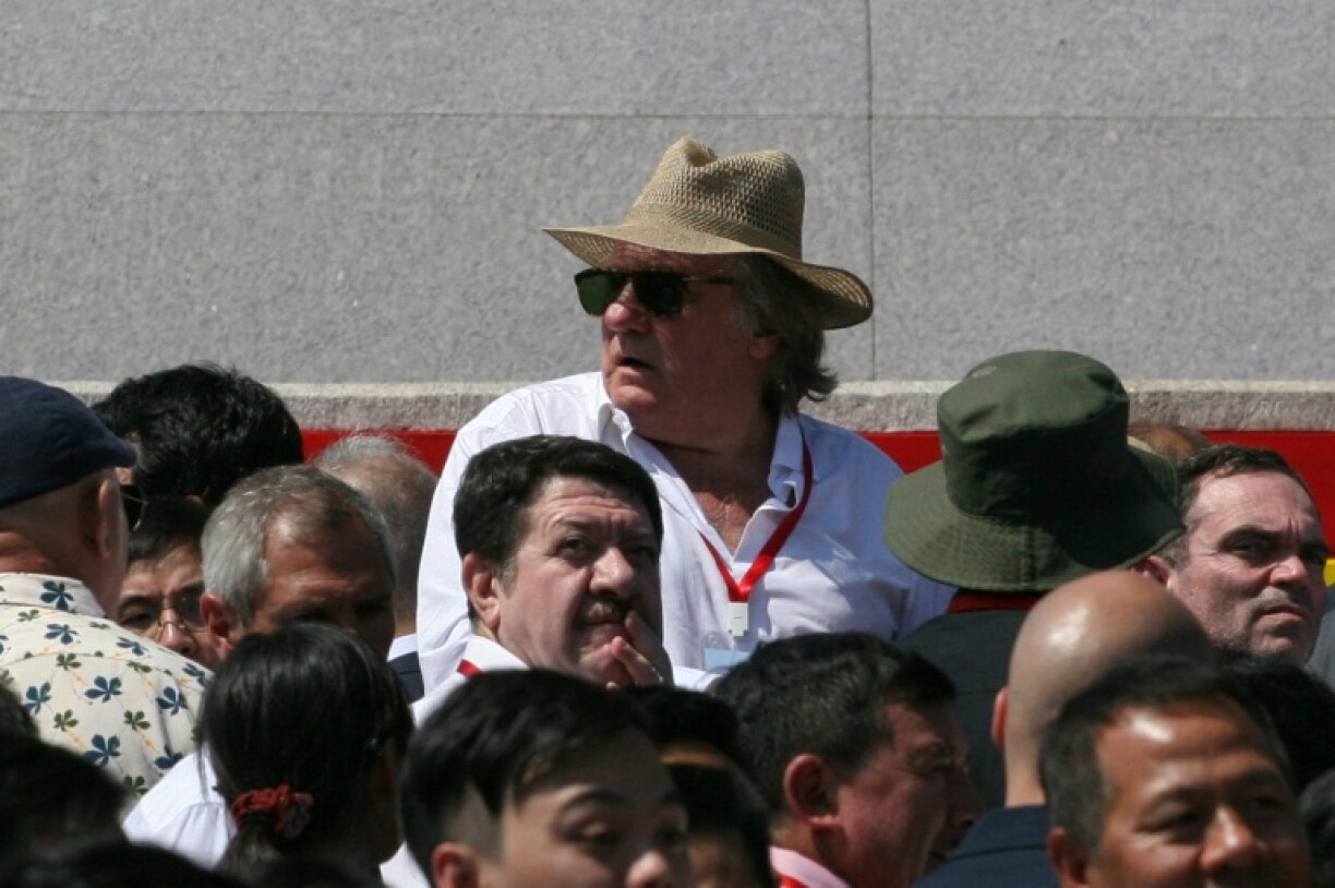 L'acteur français Gérard Depardieu assiste à un défilé militaire à Pyongyang le 9 septembre 2018