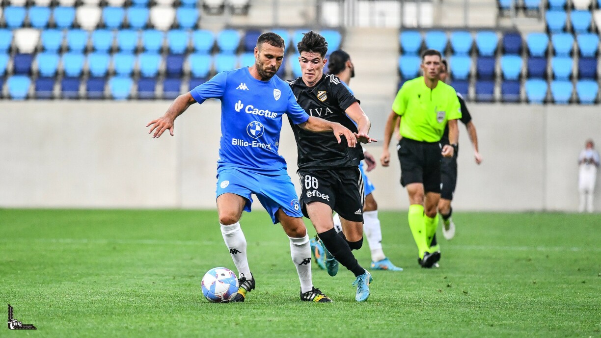 La saison devient interminable pour Mickäel Garos et le Racing qui restent sur cinq matchs sans victoire .