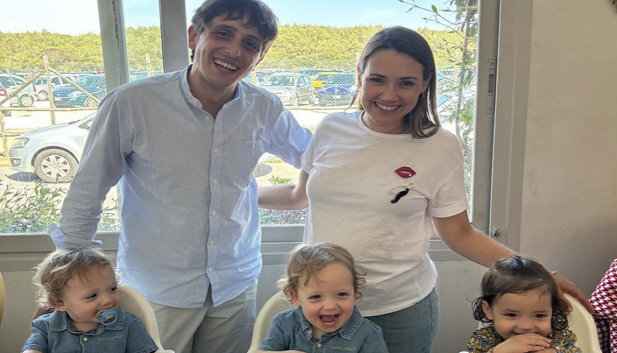 Vincenzo et Doriana avec leurs adorables triplets (de gauche à droite, Bruno, Giuseppe and Vittoria).