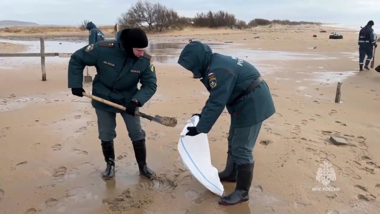 Already last month, Russia released photos of clean-up work on a beach in Krasnodarskiy Kray, east of Crimea