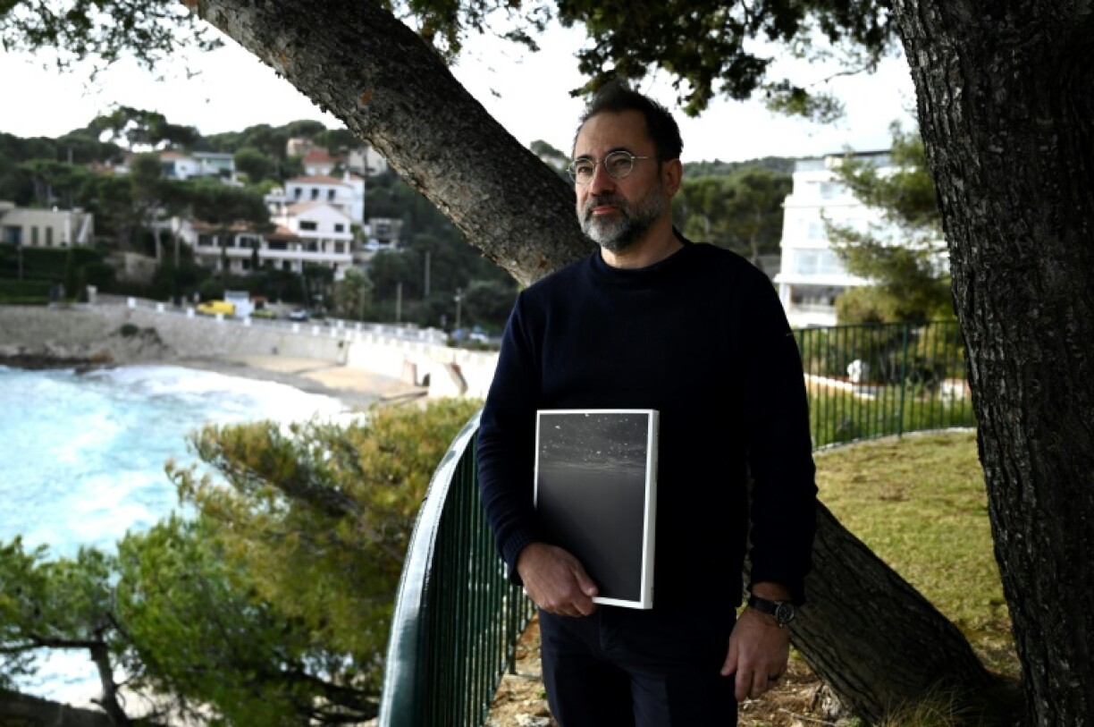 Le photographe apnéiste Nicolas Floc'h pose à Cassis, dans le sud de la France, le 20 janvier 2021