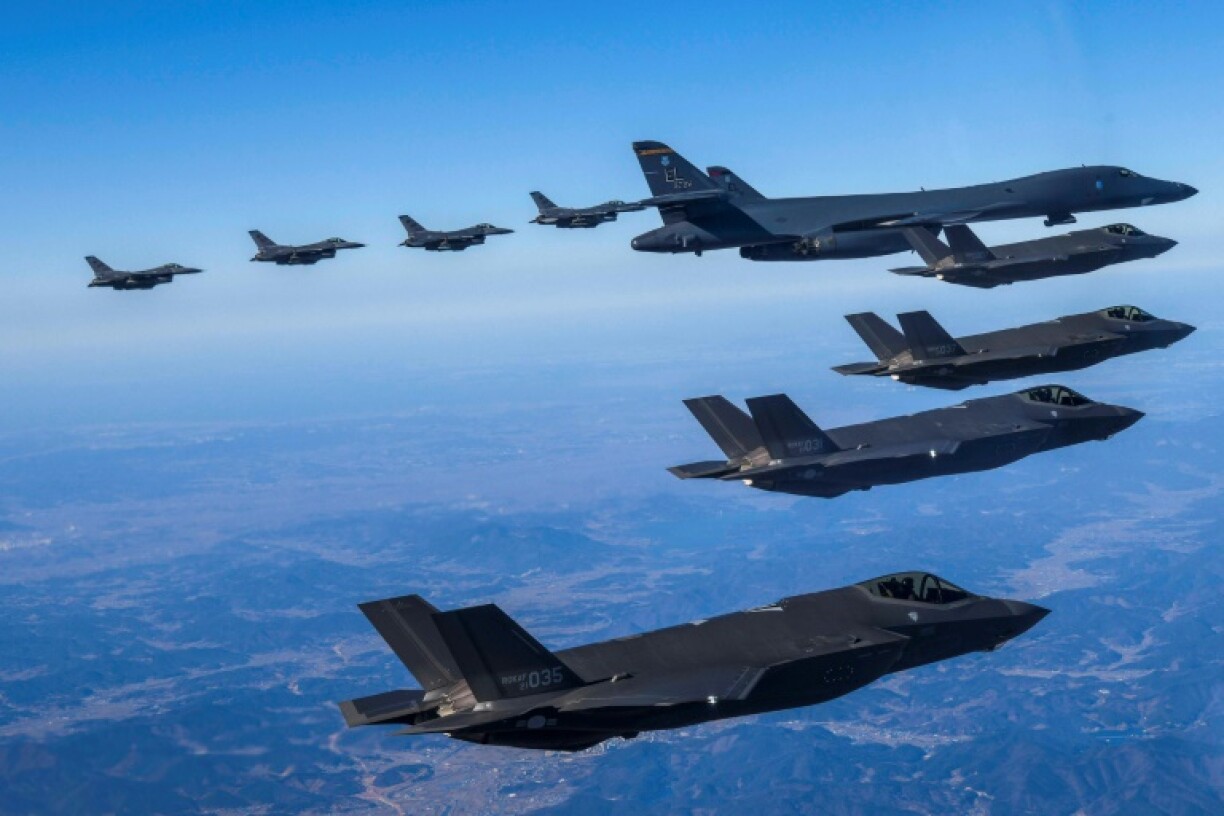 Des bombardiers B-1B de l'armée de l'air américaine, des avions de chasse F-35A sud-coréens et F-16 américains, survolent la Corée du sud lors d'un exercice aérien conjoint, le 19 février 2023