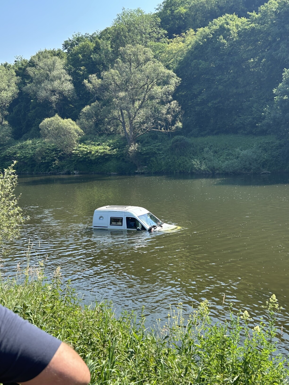 Eng kleng Camionnette war e Samschdeg zu Bollenduerf an d'Sauer geroden.