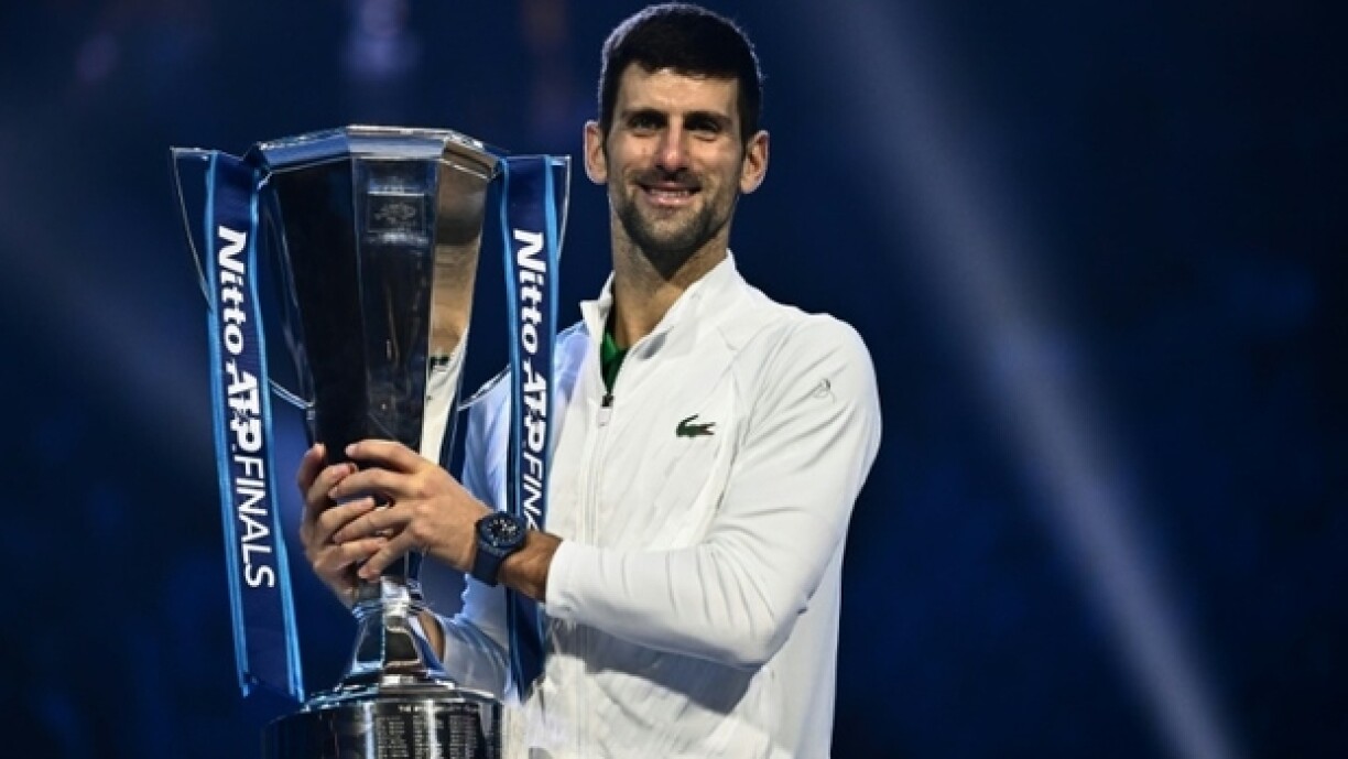 Le Serbe Novak Djokovic pose avec le trophée des Masters qu'il a remporté le 20 novmebre 2022 à Turin face à Casper Ruud