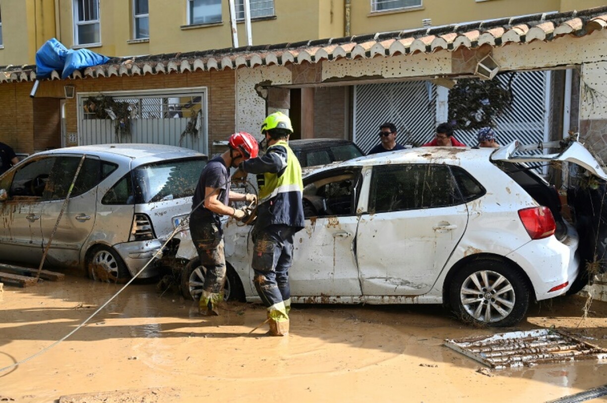 Des pompiers dans une rue de Massanassa, dans la région de Valence, après des inondations dévastatrices, le 1er novembre 2024 en Espagne