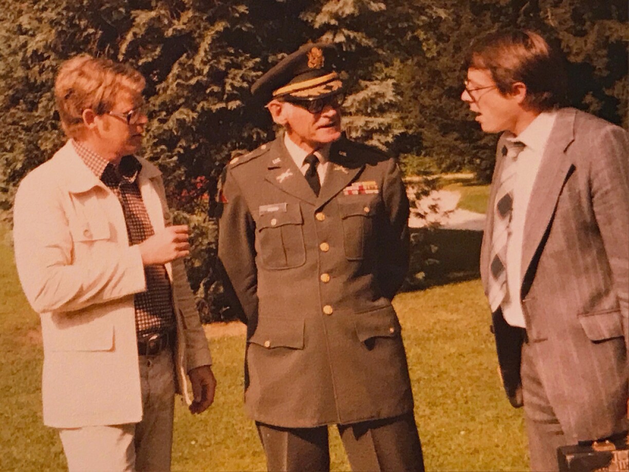 De Jean Octave lénks, de Menn Bodson riets, an der Mëtt en US-Militär