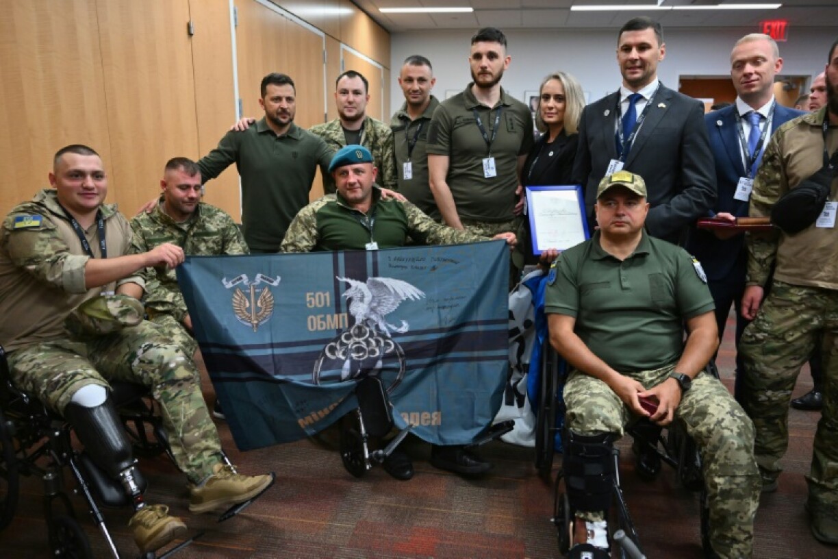 Le président ukrainien Volodymyr Zelensky et des soldats ukrainiens grièvement blessés, à l'hôpital universitaire de Staten Island, le 18 septembre 2023 à New York
