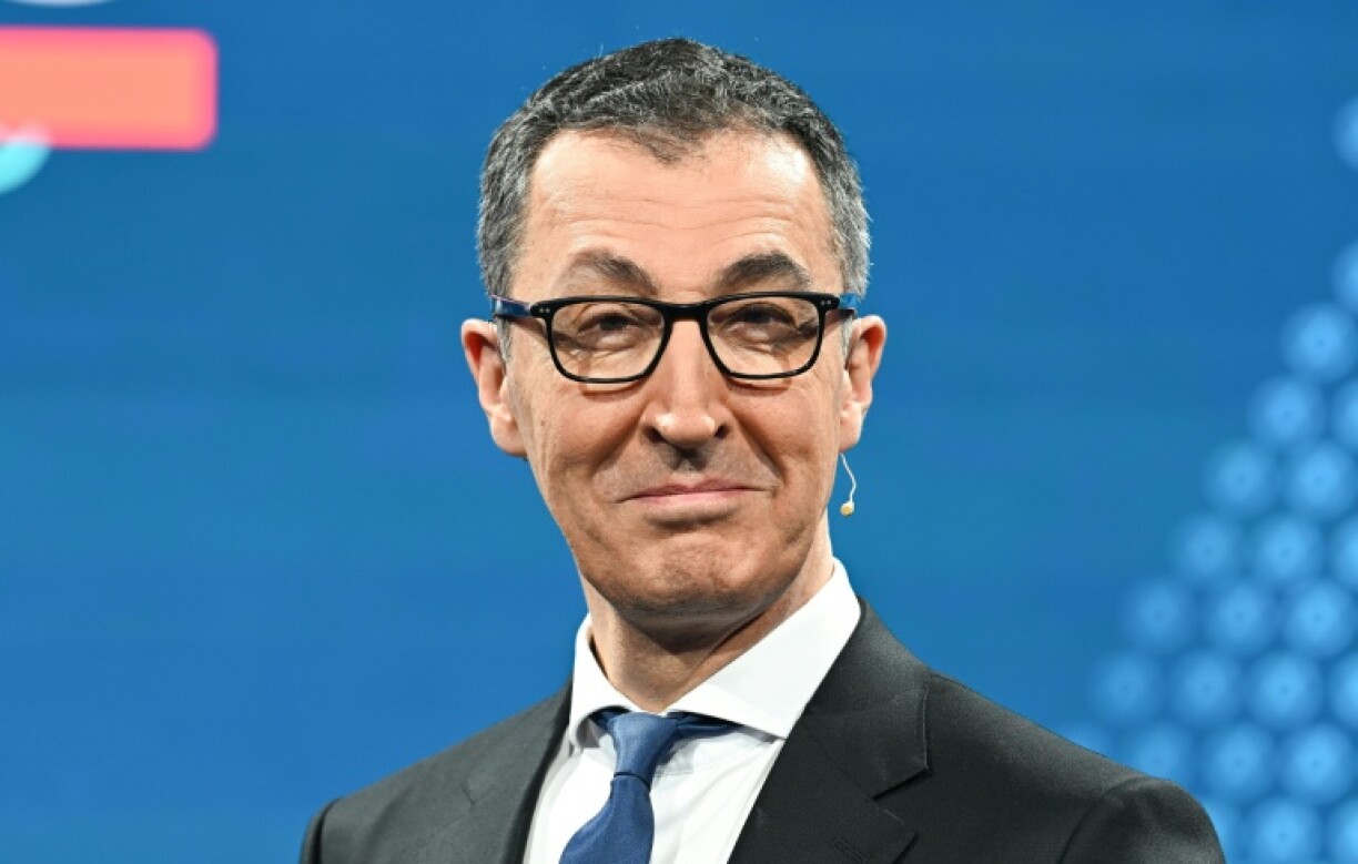 Cem Özdemir, chef de file des Verts, sourit avant le début d'un débat télévisé à Stuttgart, dans le sud de l’Allemagne, le 24 février 2026