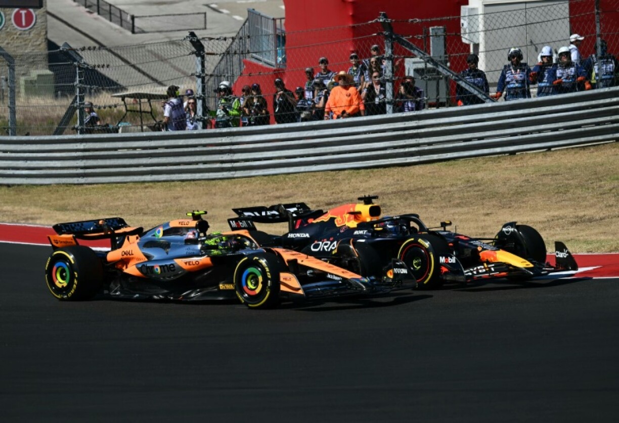 Le pilote néerlandais de Red Bull Racing, Max Verstappen, se bat avec le pilote britannique de McLaren, Lando Norris, lors du Grand Prix de Formule 1 des États-Unis au Circuit des Amériques à Austin, au Texas, le 20 octobre 2024.