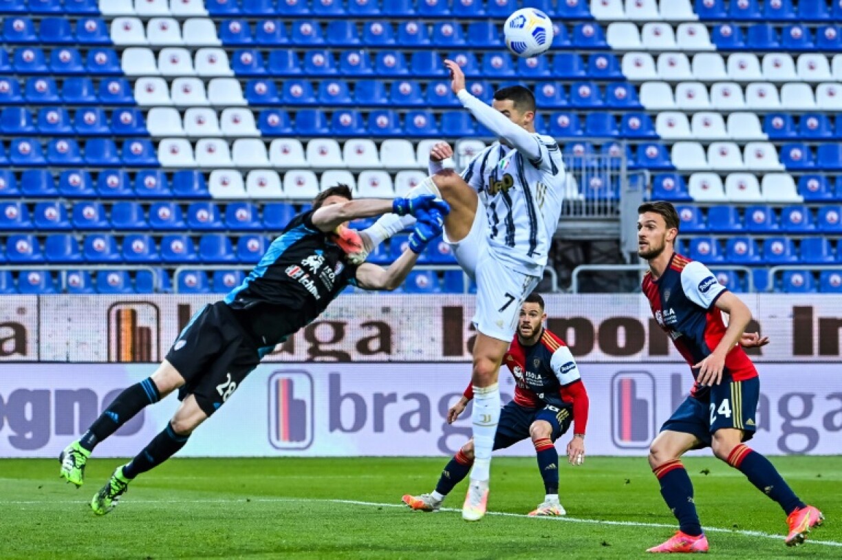 L'attaquant portugais de la Juventus Turin, Cristiano Ronaldo, heurte le gardien de Cagliari, Alessio Cragno, lors de leur match de Série A, le 14 mars 2021 à la Sardegna Arena à Cagliari