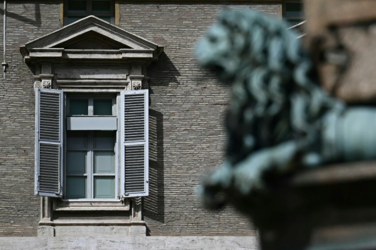 La fenêtre du palais apostolique fermée, place Saint-Pierre au Vatican.