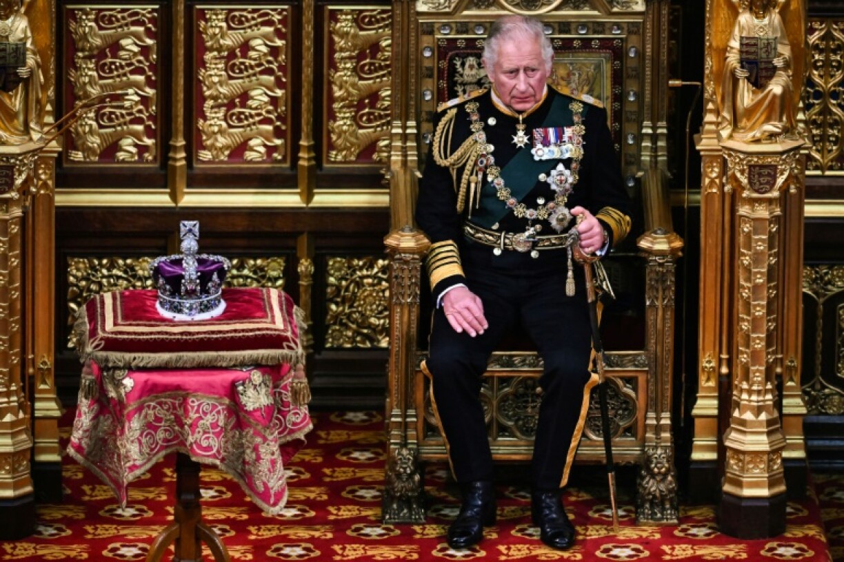 Le prince Charles à côté de la couronne impériale, le 10 mai 2022 à la Chambre des Lords, à Londres