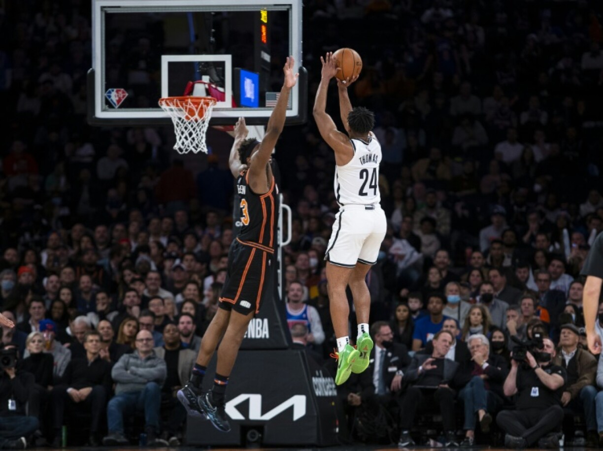 Cam Thomas, des Nets, tire face à Mitchell Robinson, des Knicks, lors de la victoire 111-106 de Brooklyn sur New York, au Madison Square Garden, le 16 février 2022.