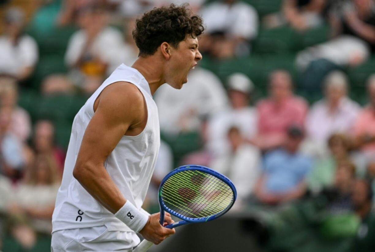 L'Américain Ben Shelton joue contre l'Australien Rinky Hijikata, le 3 juillet 2025 à Wimbledon au Royaume-Uni