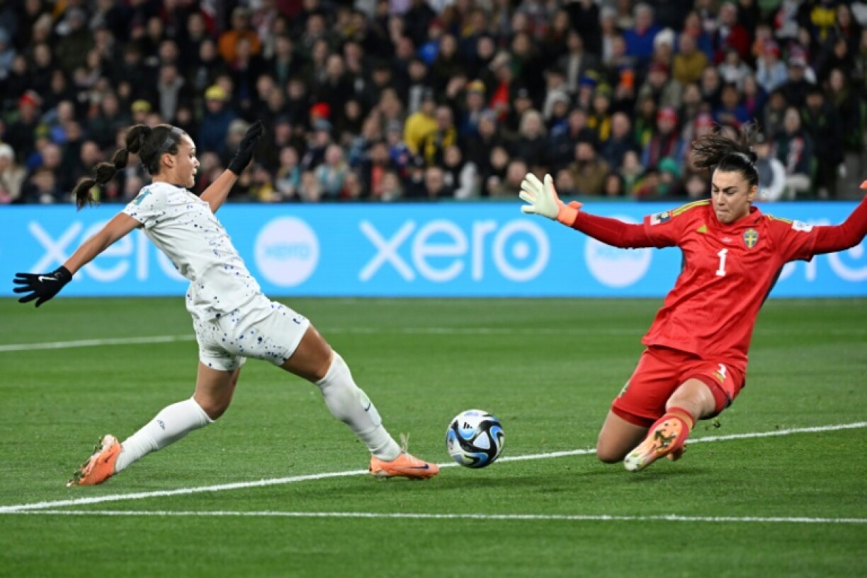 La gardienne suédoise Zecira Musovic se déploie face à l'attaquante américaine Sophia Smith, lors du 8e de finale du Mondial féminin, le 6 août à Melbourne.