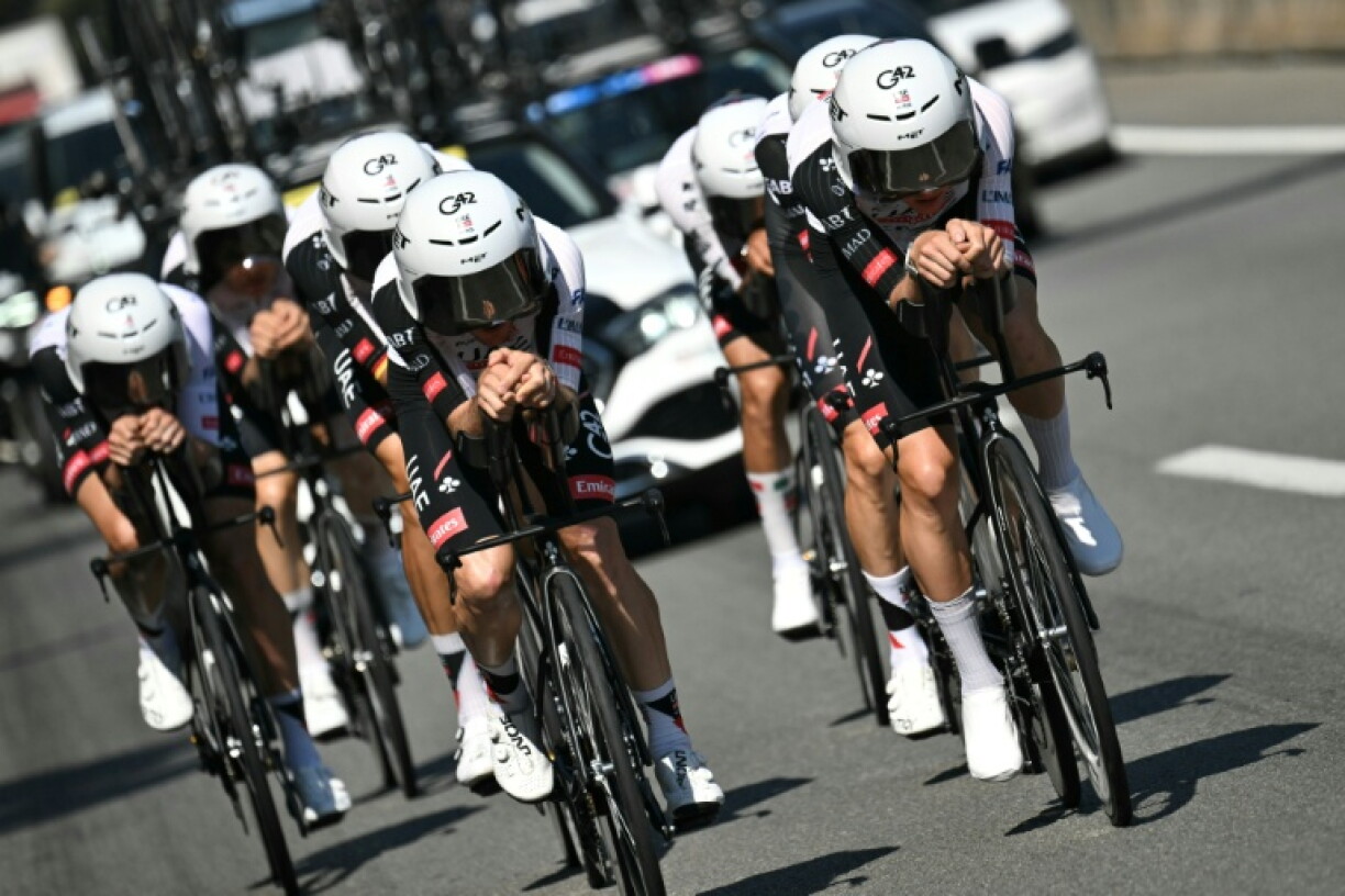 Tadej Pogacar (D) et ses équipiers d'UAE s'entraînent en vue du contre-la-montre par équipes du Tour de France, le 2 juillet 2026 près de Barcelone