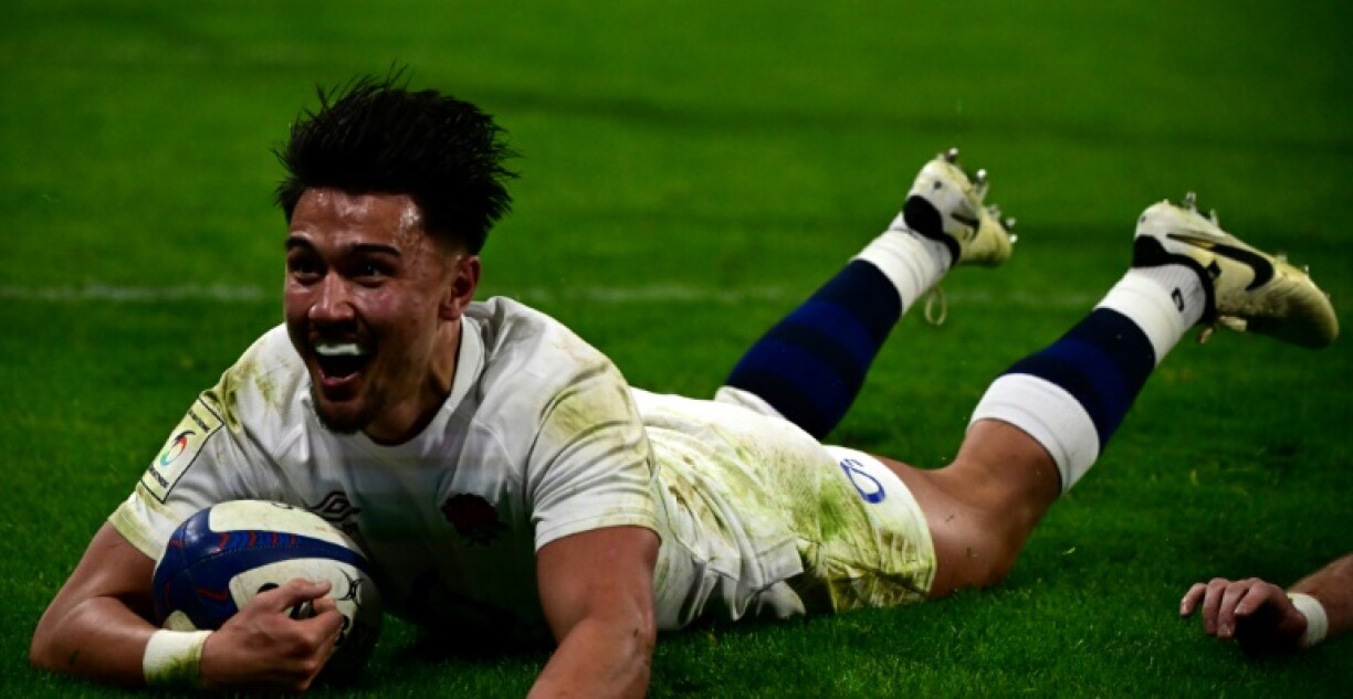 Le demi d'ouverture anglais Marcus Smith marque un essai lors du match France-Angleterre remporté par les Bleus 33-31 lors de la dernière journée du Tournoi des six nations le 16 mars 2024 à Décines-Charpieu près de Lyon