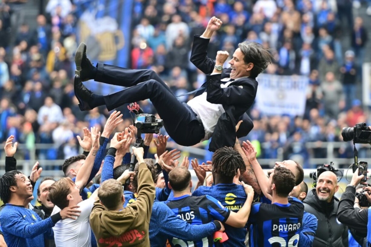 L'entraîneur de l'Inter Milan Simone Inzaghi fêté par ses joueurs après la remise du trophée de champion d'Italie le 22 avril 2024 à San Siro