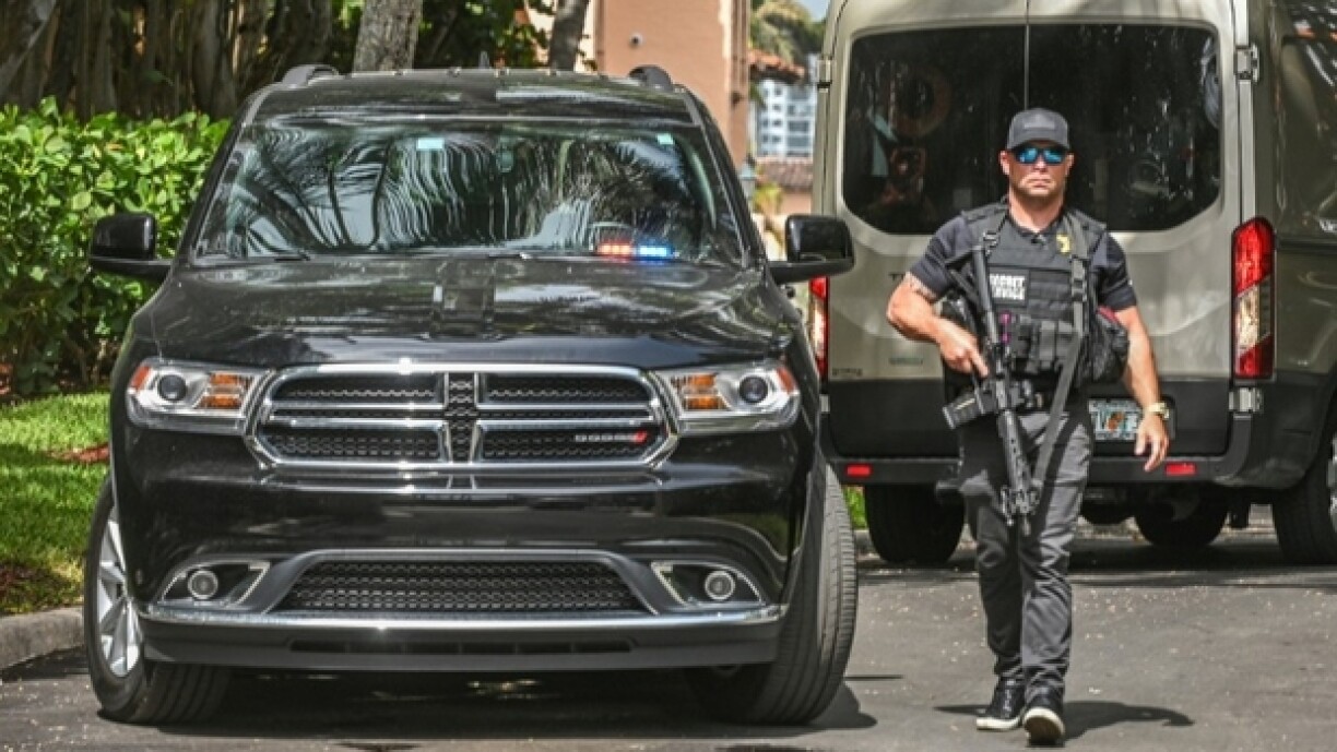 Un membre des Services secrets devant la résidence de l'ancien président américain Donald Trump à Mar-a-Lago, le 9 août 2022 à Palm Beach, en Floride