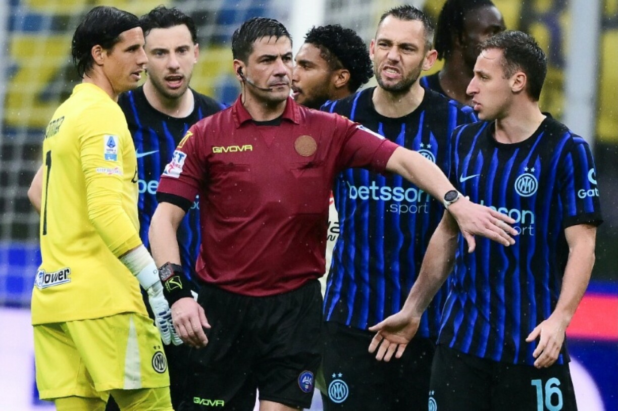 L'arbitre Gianluca Manganiello, en discussion avec des joueurs de l'Inter durant le match Inter Milan-Atalanta pour le compte de la 29e journée du Championnat d'Italie le 14 mars 2026 à San Siro