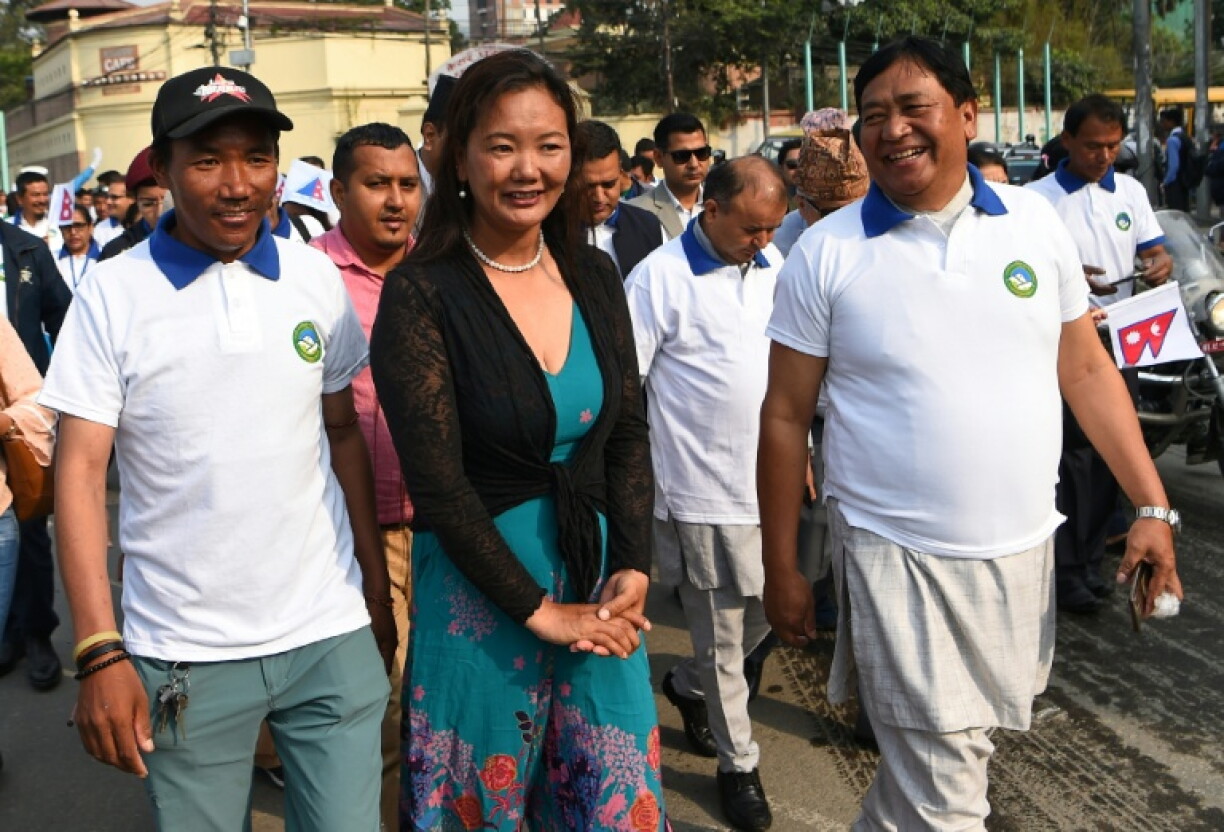 Les alpinistes népalais Kami Rita Sherpa (à gauche) et Lhakpa Sherpa (au centre)à Katmandou, au Népal, le 29 mai 2018.