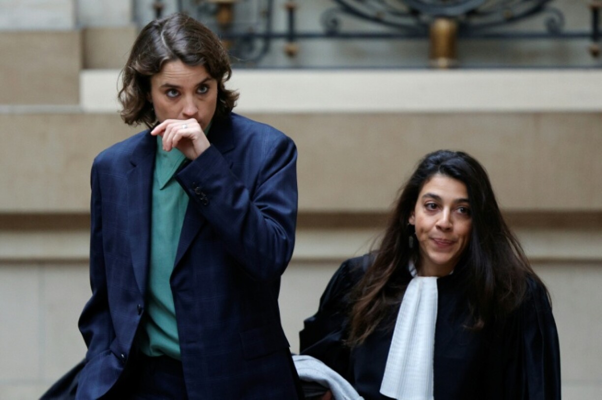 L'actrice Adèle Haenel (g), accompagnée de son avocate Anouck Michelin, arrive au palais de justice de Paris pour le procès en appel du réalisateur Christophe Ruggia, accusé d'agression sexuelle sur sa personne alors qu'elle avait moins de 15 ans, le 23 janvier 2026