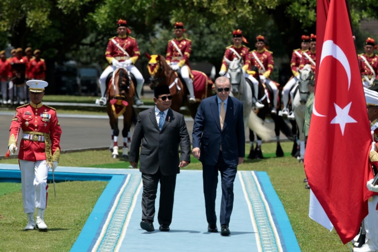 Indonesia's President Prabowo Subianto and Turkey's President Recep Tayyip Erdogan inspect a guard of honour