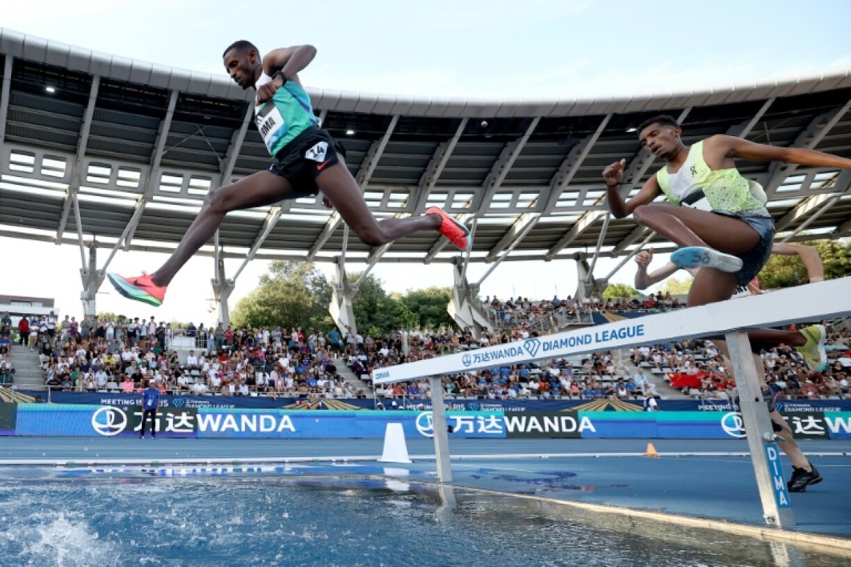 Ethiopia's Lamecha Girma (L)