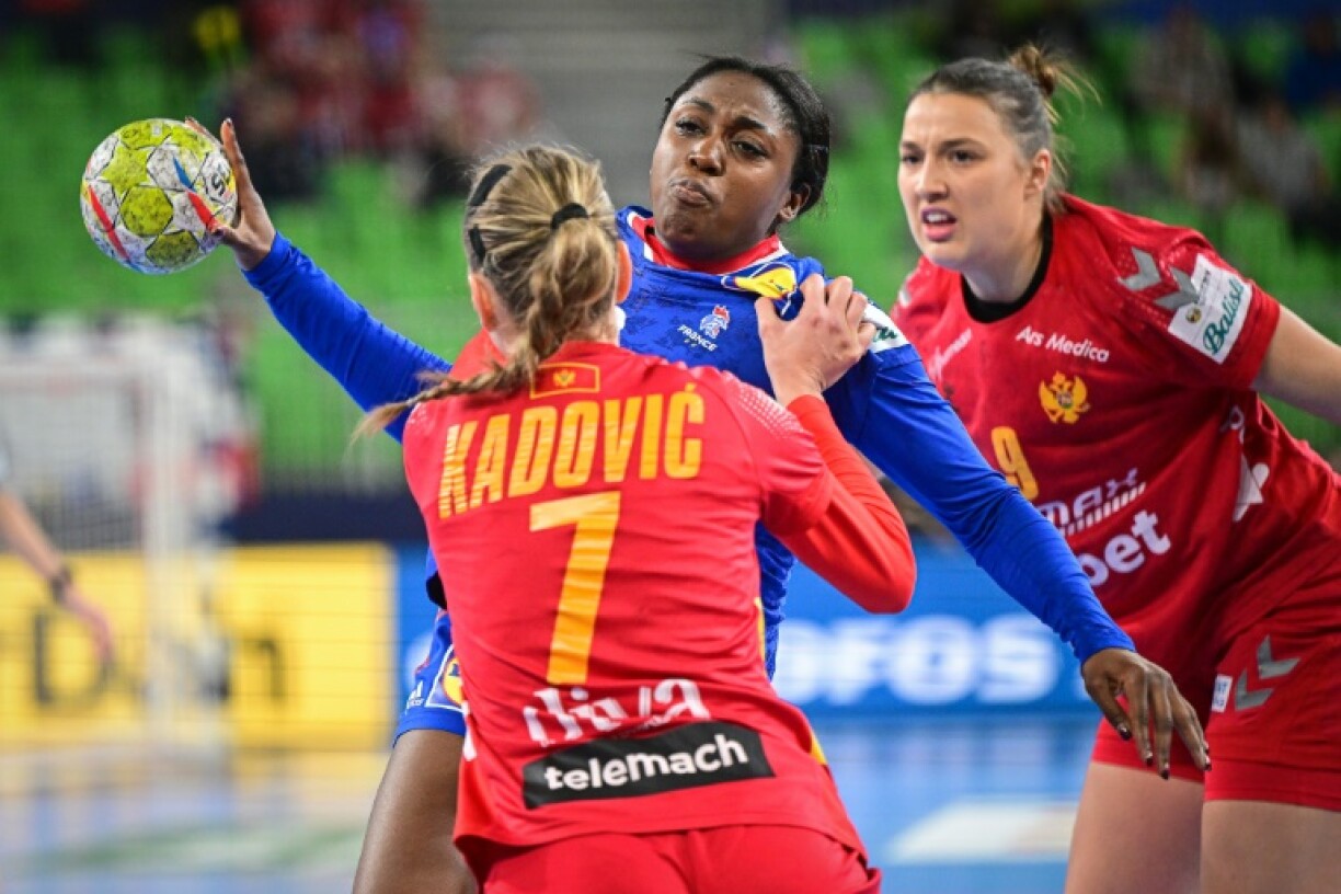 La handballeuse française Grâce Zaadi (au centre) tire lors du match pour la troisième place à Ljubljana contre le Monténégro, le 20 novembre 2022.
