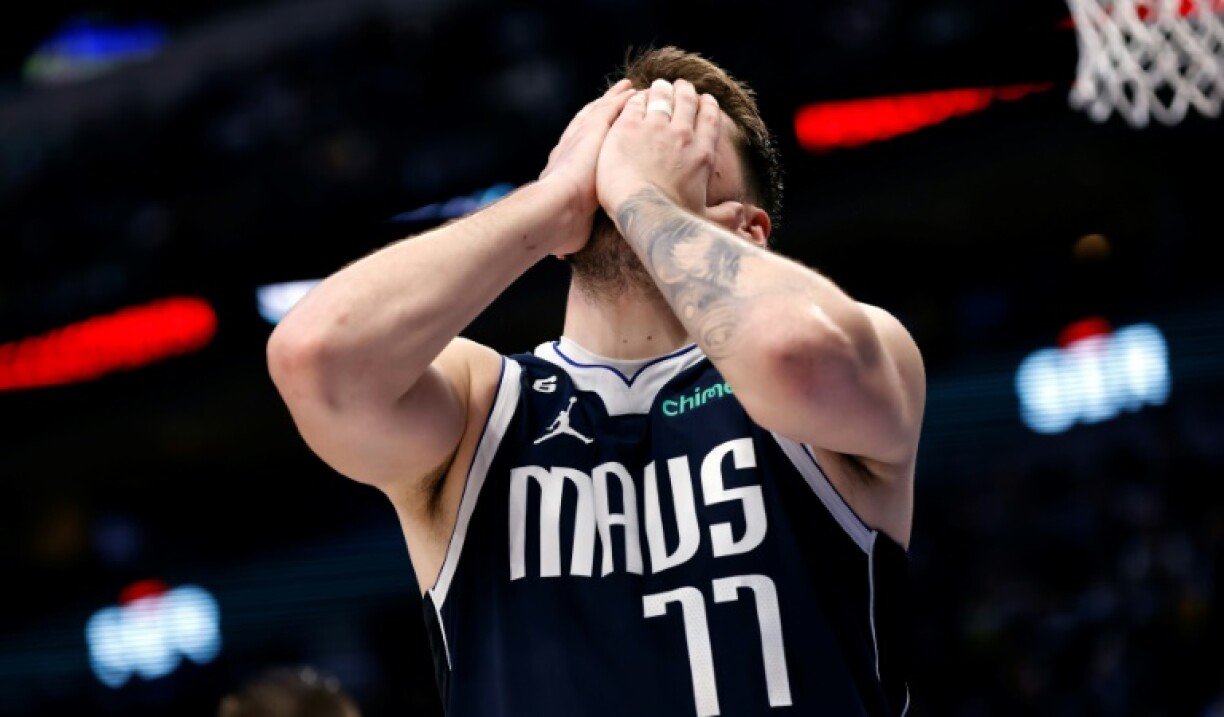 Luka Doncic, la star des Dallas Mavericks, se prennent la tête dans les mains lors d'un match de NBA contre les LA Lakers, le 26 février 2023 à Dallas