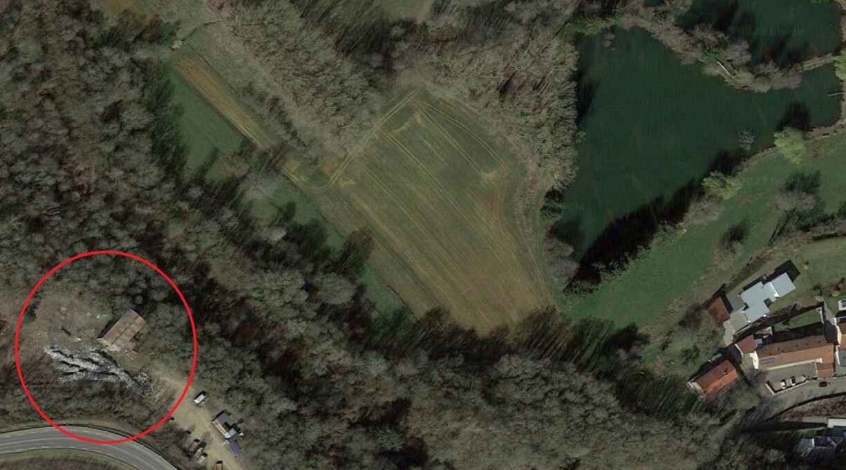 The landfill seen from the air (bottom left), and the pond (top right) not far away.