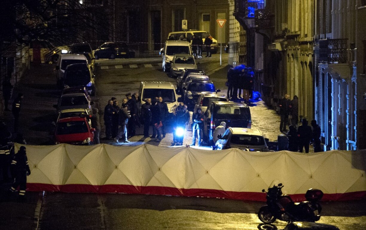 Des membres de la police et des unités scientifiques interviennent après la fusillade qui a eu lieu rue de la Colline à Verviers le 15 janvier 2015