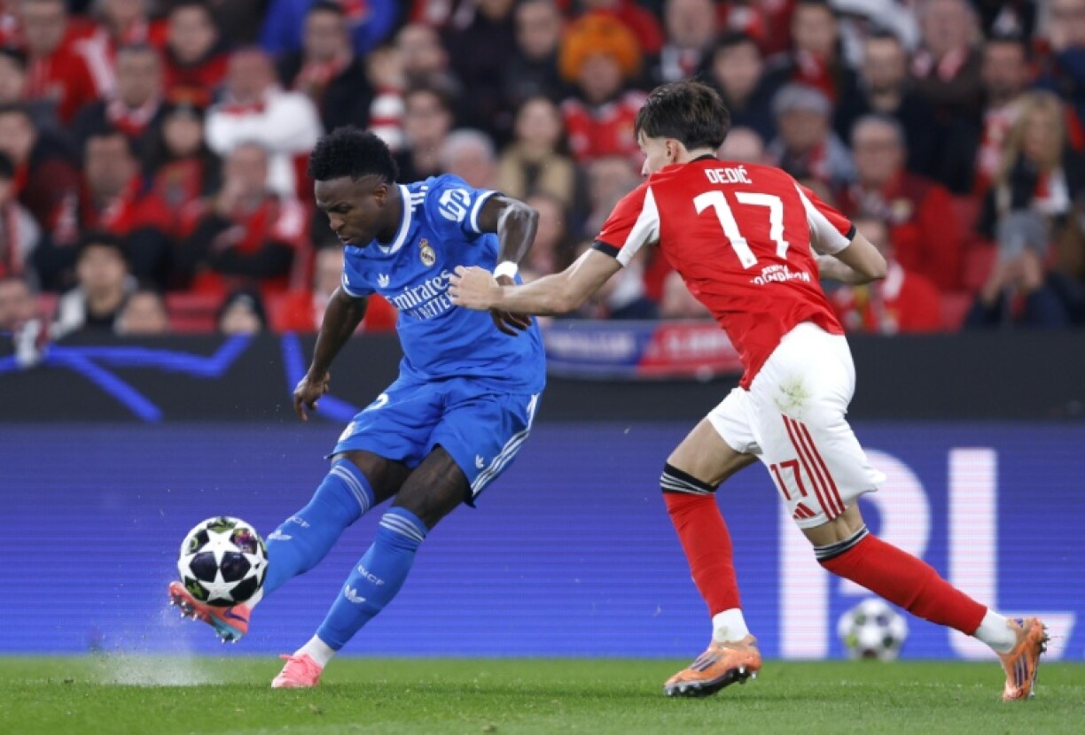 Vinicius Junior marque d'un tir enroulé le but de la victoire du Real Madrid sur le Benfica en barrage allr de Ligue des champions le 17 février 2026 à Lisbonne