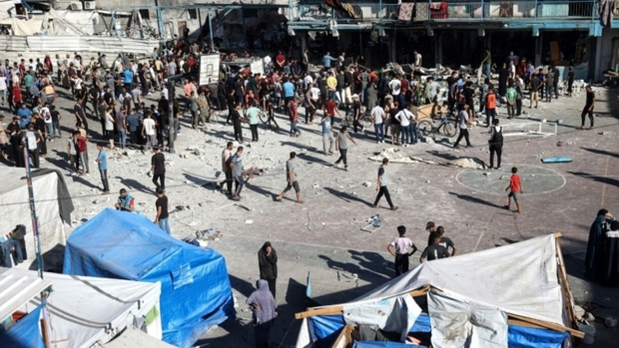 Des déplacés palestiniens inspectent les dégâts à l'école d'al-Jawni, dans le camp de Nousseirat, dans le centre de la bande de Gaza, le 12 septembre 2024