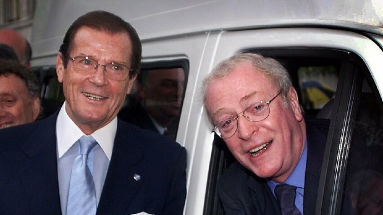 Deux légendes du cinéma britannique: Roger Moore (G) et Michael Caine (D) en 2000 à Londres