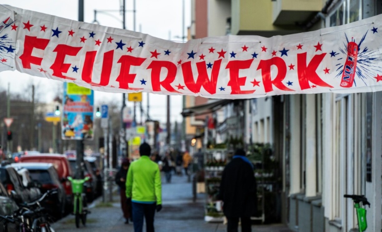 Une banderole devant un magasin de Berlin fait la publicité de feux d'artifice au premier des trois jours de leur vente légale en Allemagne, lundi 29 décembre 2025.