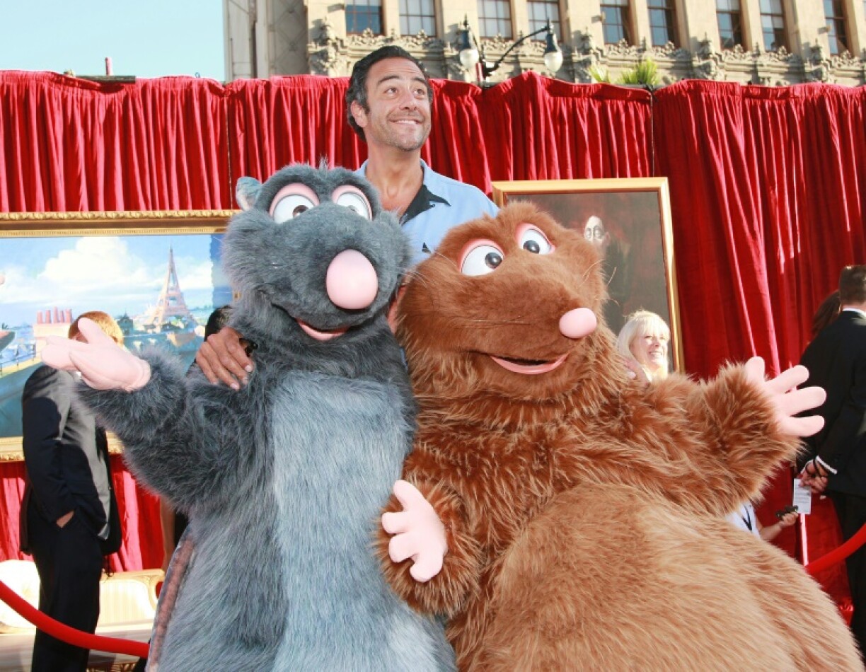 Le comédien Brad Garrett et deux figurants habillés en personnages du film