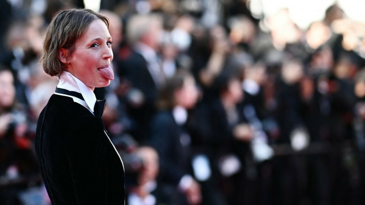 D'Vicky Krieps huet sech e e Samschdeg den Owend zu Cannes sichtlech amuséiert.