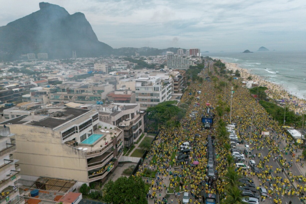 Thousands of Bolsonaro supporters rallied for their candidate in a final show of strength before Brazilian elections