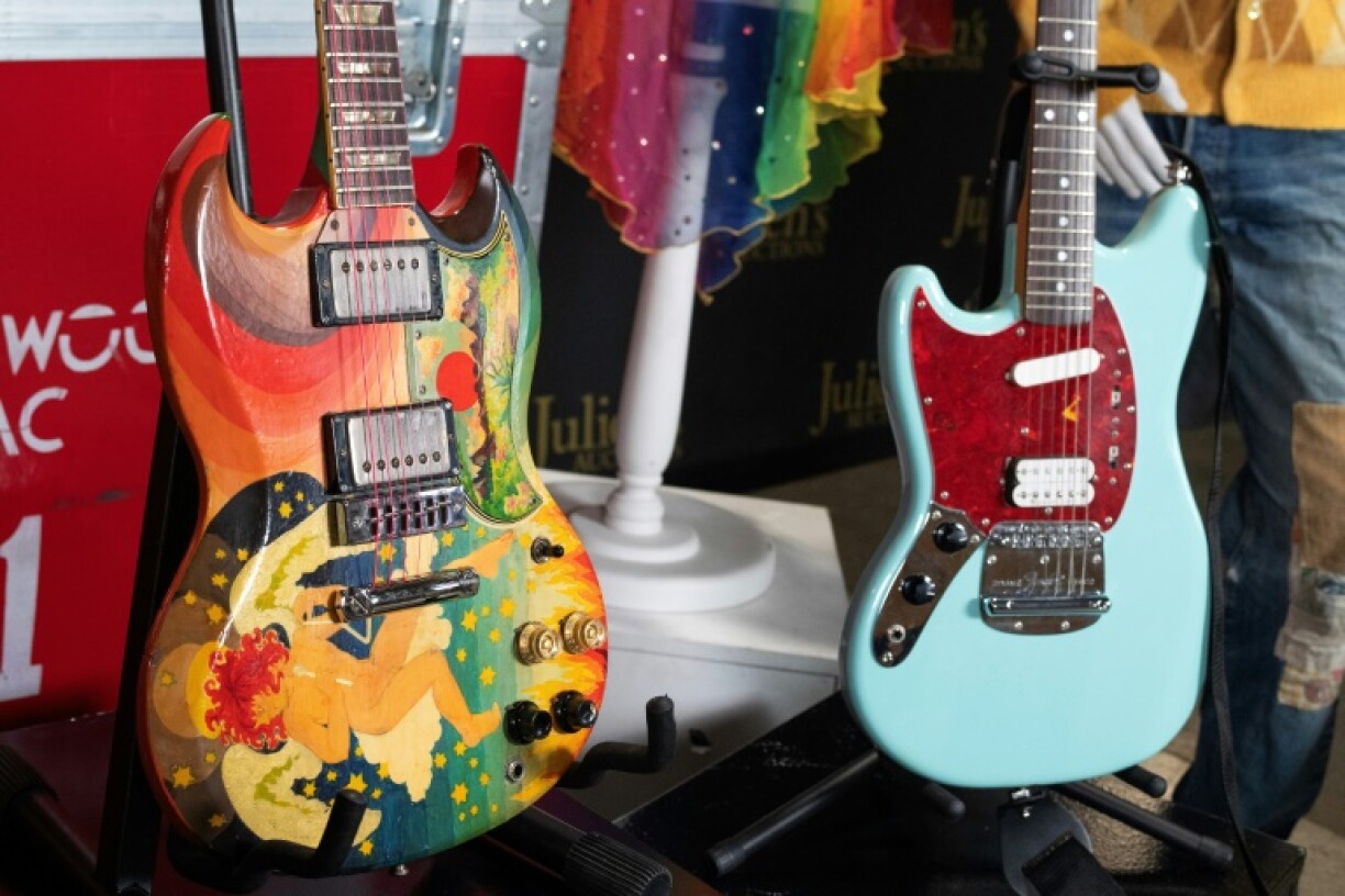 La guitare Fool d'Eric Clapton (à gauche) et la guitare Skystang I de Kurt Cobain sont exposées à Gardena, Californie, le 10 octobre 2023