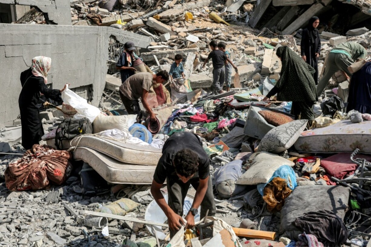 Des Palestiniens fouillent les décombres après une frappe israélienne à Gaza-ville, le 15 septembre 2025