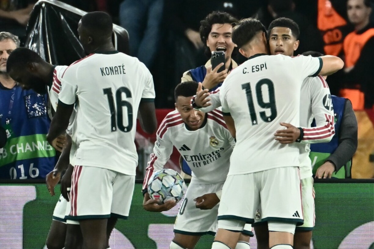 Les joueurs du Real Madrid exultent après avoir arraché la victoire à la dernière minute mercredi à Rome en Ligue des champions.