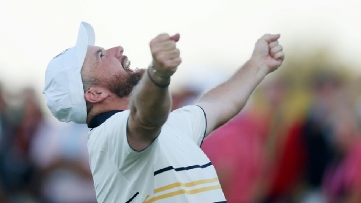 L'Irlandais Shane Lowry après avoir inscrit le putt permettant aux Européens de conserver la Ryder Cup face aux Américains le 28 septembre 2025 sur le parcours de Farmingdale