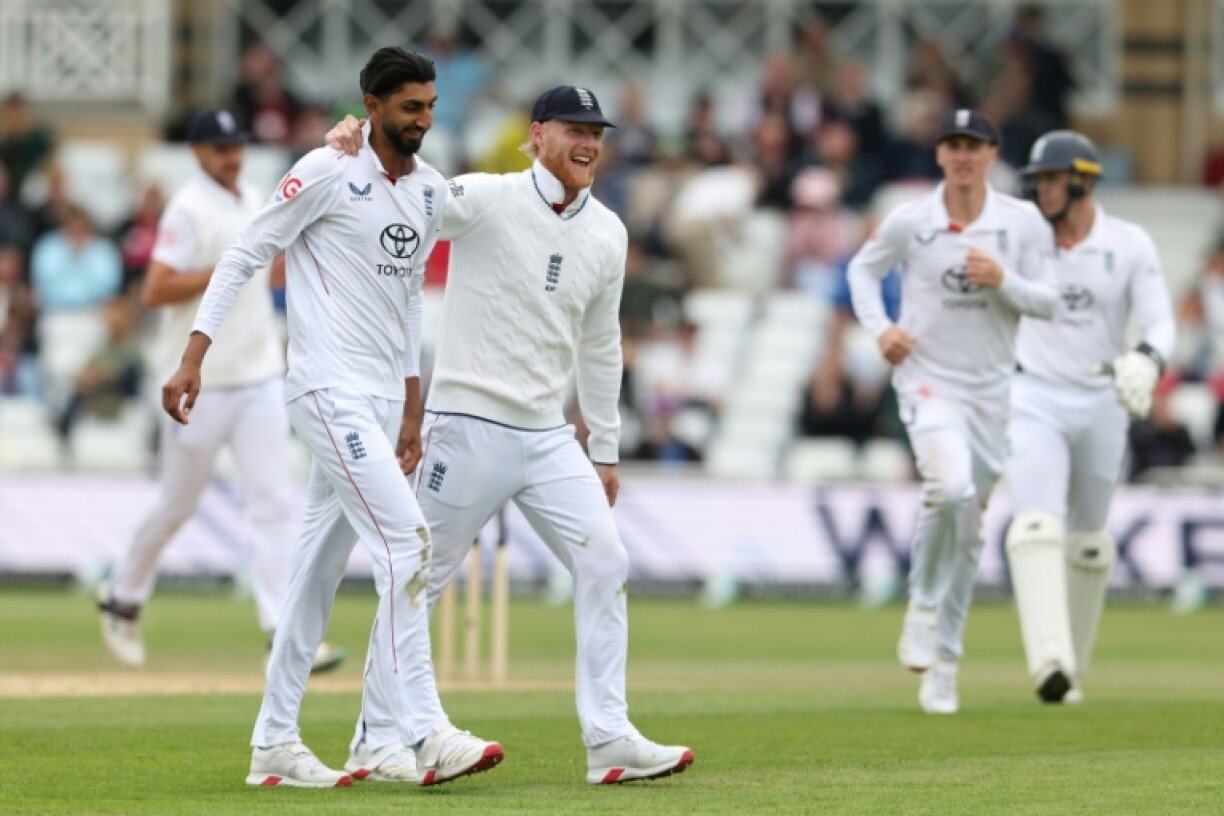 Shoaib Bashir (L) celebrates with England captain Ben Stokes (C)
