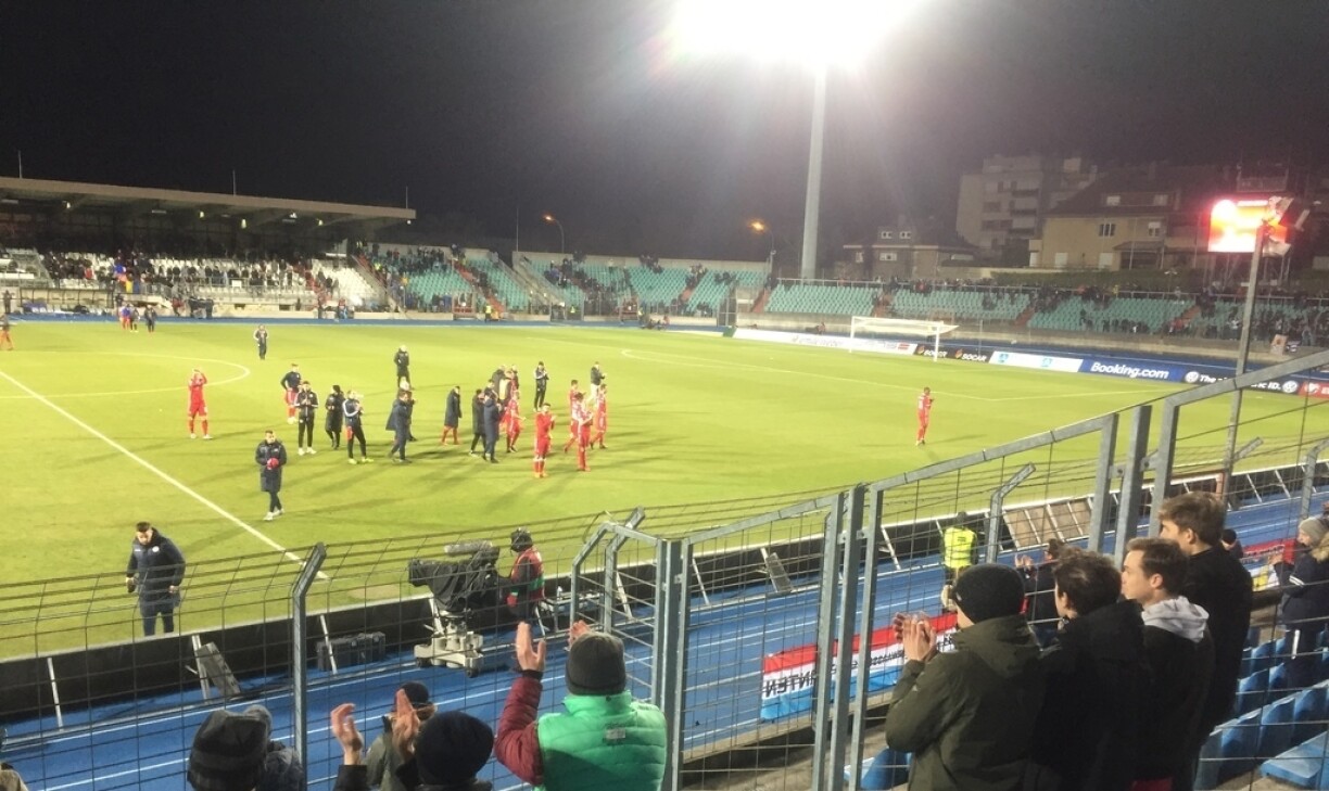 D'Ekipp kritt vum Public fir déi gutt Leeschtung applaudéiert.