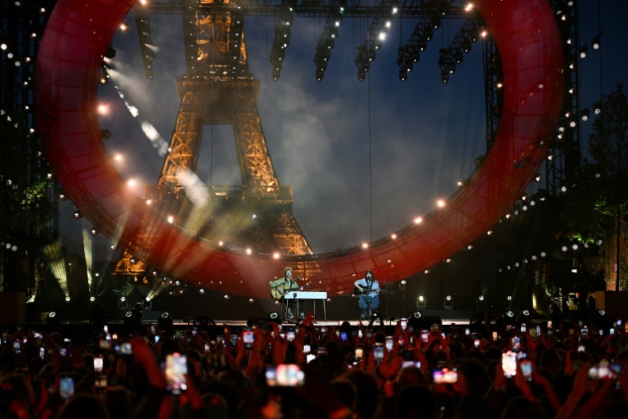 La chanteuse américaine Billie Eilish (d) et son frère Finneas Baird O'Connell lors du concert pour le Climat, le 22 juin 2023 à Paris