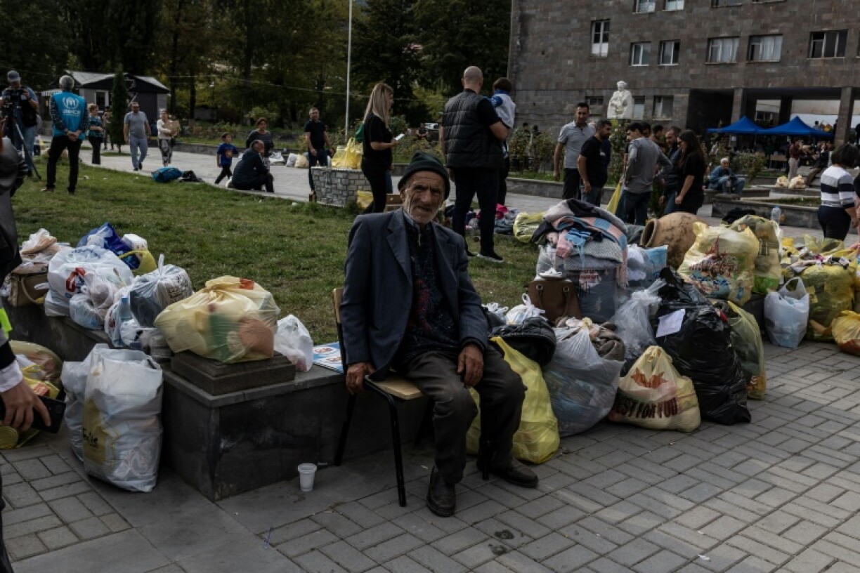 Des Arméniens venus du Nagorny Karabakh réfugiés dans la ville arménienne de Goris le 30 septembre 2023, après avoir fui l'arrivée des soldats azerbaïdjanais dans l'enclave
