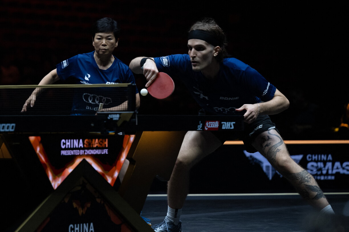 Ni Xia Lian a Luka Mladenovic am Mixed Double op engem Turnéier a China.